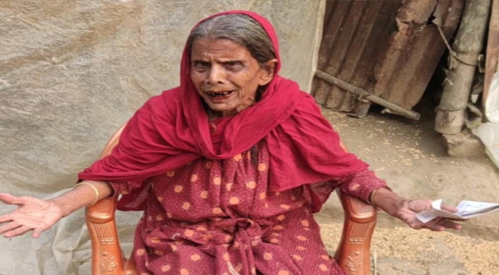 কার ভুলে ভুগছেন কোটচাঁদপুরের ভাতাভোগী বৃদ্ধা আমিনা খাতুন