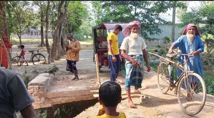 উলিপুরে দীর্ঘদিনেও ব্রিজ সংস্কার না হওয়ায় প্রতিনিয়ত ঘটছে দুর্ঘটনা