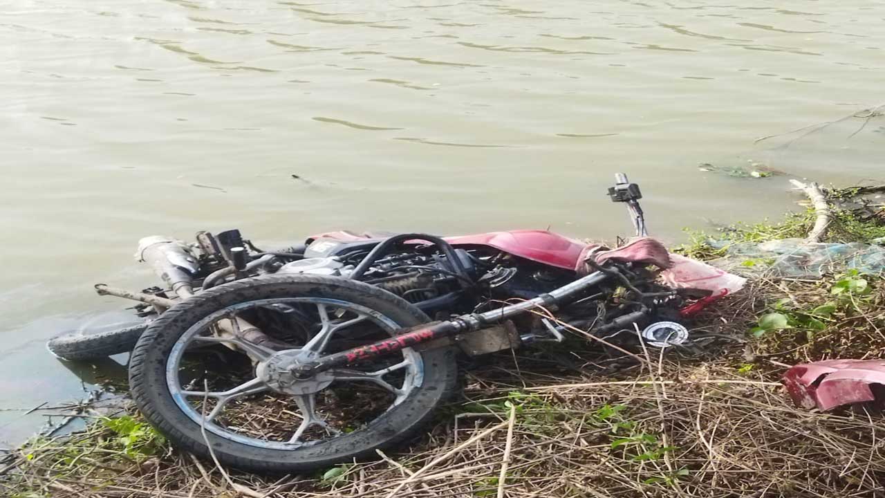 রামপালে মাইক্রোবাস-মটরসাইকেল মুখোমুখি সংঘর্ষঃ নিহত ২