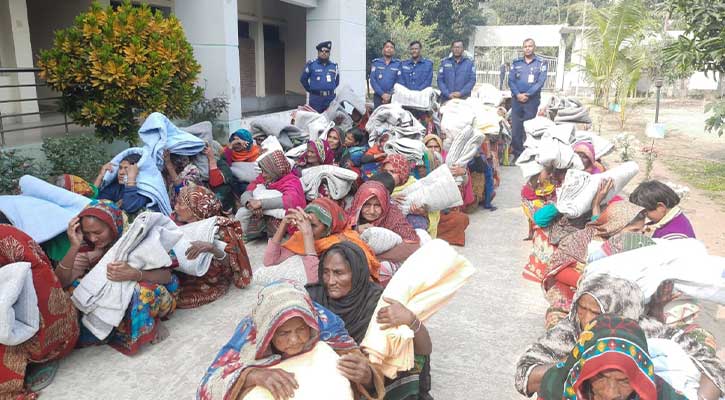 উলিপুরে শীতার্তদের মাঝে পুলিশের কম্বল বিতরণ