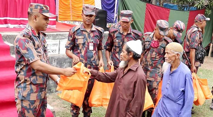 রাণীশংকৈলে বিজিবির ইফতার সামগ্রী ও রাতের খাবার বিতরণ