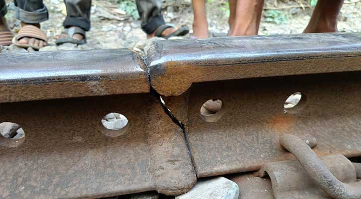 জীবননগরে রেললাইনে ফাটল: ধীর গতিতে ট্রেন চলাচল