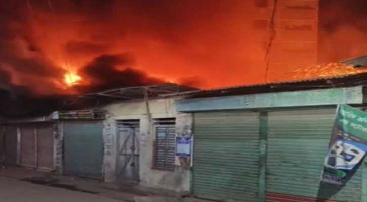 চাঁদপুরে রাতে ১৫ দোকান পুড়ে ছাই, কোটি টাকার ক্ষয়ক্ষতি দাবি