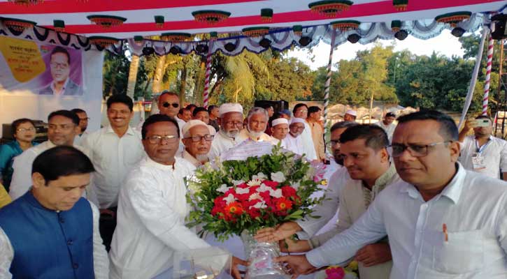 সরিষাবাড়ী পৌরসভা খ শ্রেণীতে থেকে ক শ্রেণীতে উন্নীত হওয়ায় মেয়রকে সংবর্ধনা