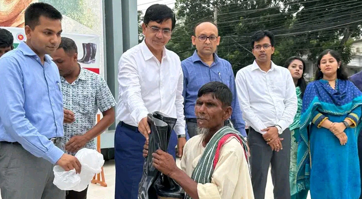 ফরিদপুরে চরাঞ্চলের  কৃষকদের মাঝে গামবুট বিতরণ