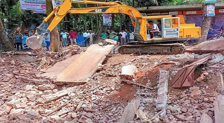 লক্ষ্মীপুরে খালের অবৈধ স্থাপনা উচ্ছেদ অভিযান