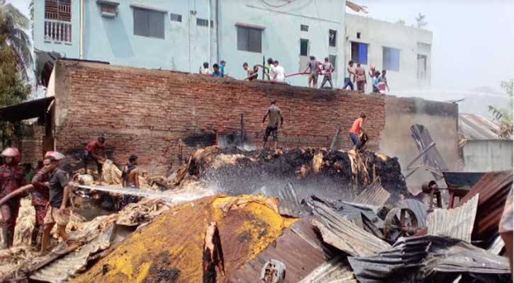 পাবনায় পাটের গুদাম ও তেলের মিলে অগ্নিকাণ্ড