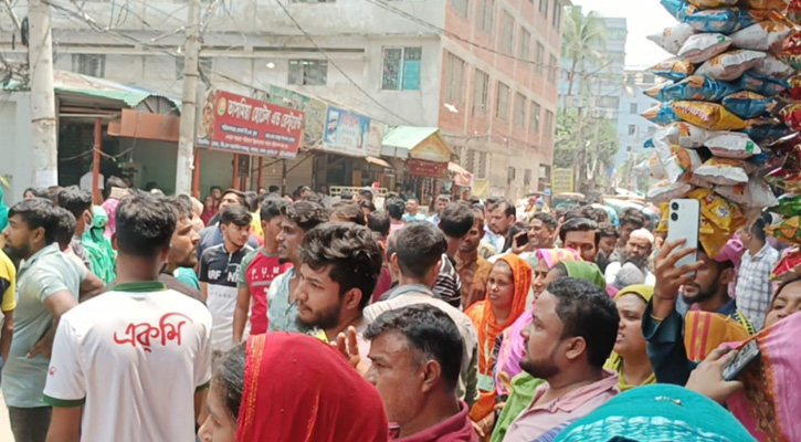 বেতন পরিশোধের দাবিতে শ্রমিকদের সড়ক অবরোধ