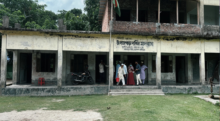 বাউফলে পুত্রকে দিয়ে চালাচ্ছেন মাদরাসা, শিক্ষক-কর্মচারীদের হেনস্থার অভিযোগ