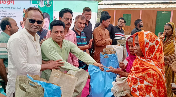 মাদারগঞ্জে শতাধিক মানুষের মাঝে ঈদ সামগ্রী বিতরণ