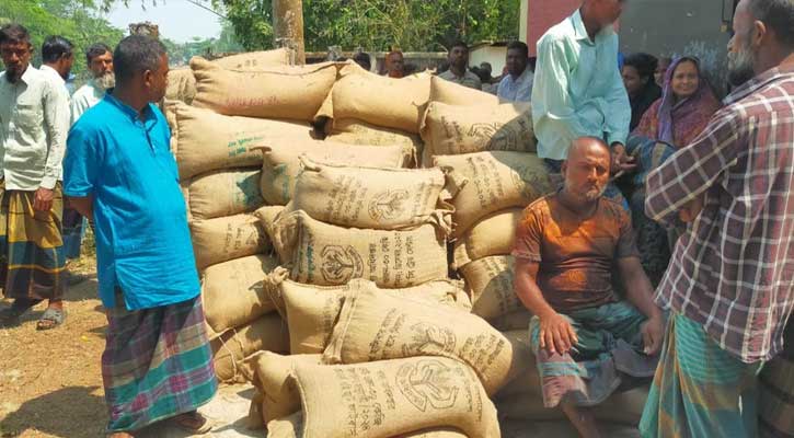 বাউফলে ভিজিএফ চালের বস্তায় শেখ হাসিনার নাম