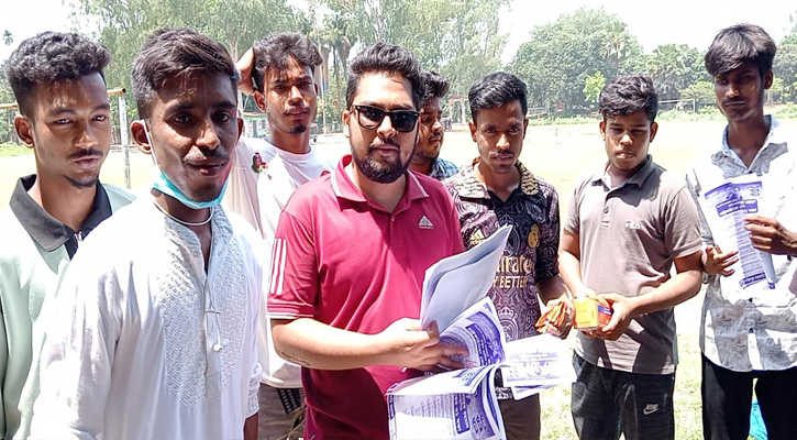 পত্নীতলায় বিশুদ্ধ পানি ও স্যালাইন বিতরণ করলেন নজিপুর সরকারি কলেজ ছাত্রদল