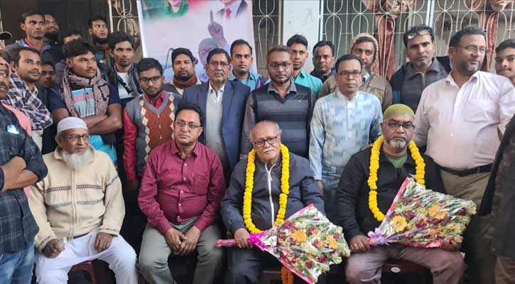 নিয়ামতপুরে বিএনপির নবনির্বাচিত সভাপতিকে যুবদলের শুভেচ্ছা বিনিময়
