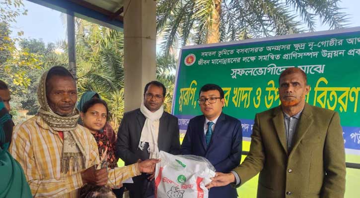 পত্নীতলায় ক্ষুদ্র নৃ-গোষ্ঠীদের মাঝে মুরগি-খাদ্য ও ঔষুধ বিতরণ