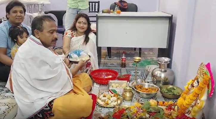 উৎসবমুখর পরিবেশে উদযাপিত হচ্ছে সরস্বতী পূজা