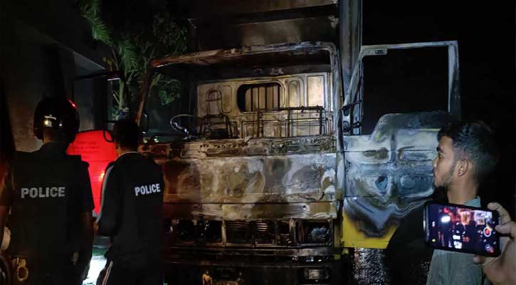 গুরুদাসপুরে কাভার্ড ভ্যানে আগুন দিয়েছে দুর্বৃত্তরা
