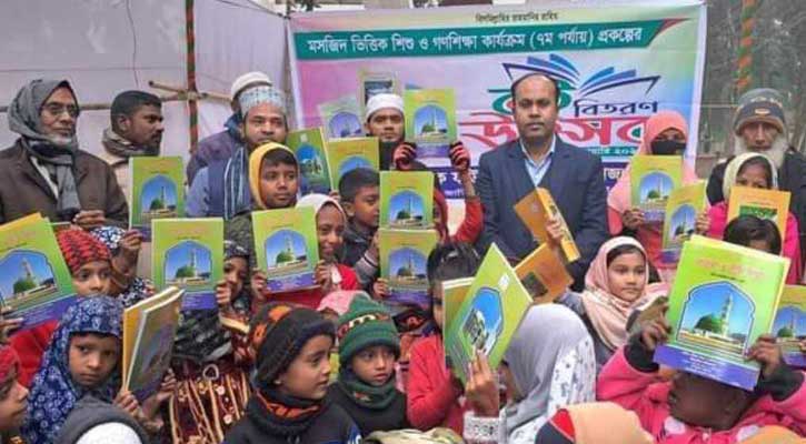 তানোরে নতুন বছরের প্রথম দিনেই নতুন বই পেলেন শিক্ষার্থীরা