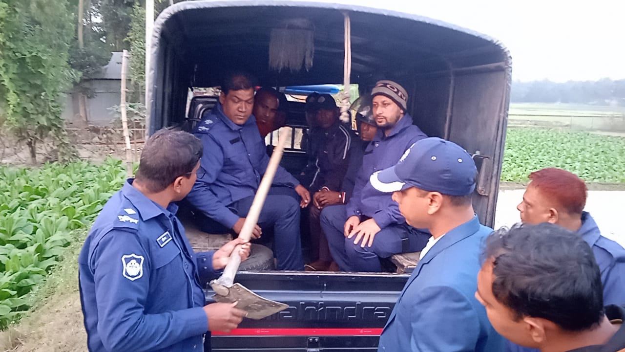 কোদালের আঘাতে বড় ভাই ‍‍`খুন‍‍`: ছোট ভাই গ্রেফতার, কোদাল উদ্ধার