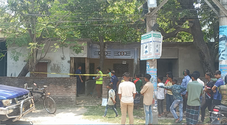 খাটের উপর পড়ে ছিল আইনজীবীর মরদেহ