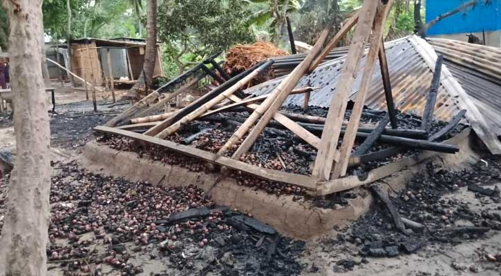 সালথায় ক্যারাম খেলাকে কেন্দ্র করে সংঘর্ষে, বাড়িঘরে অগ্নি সংযোগ