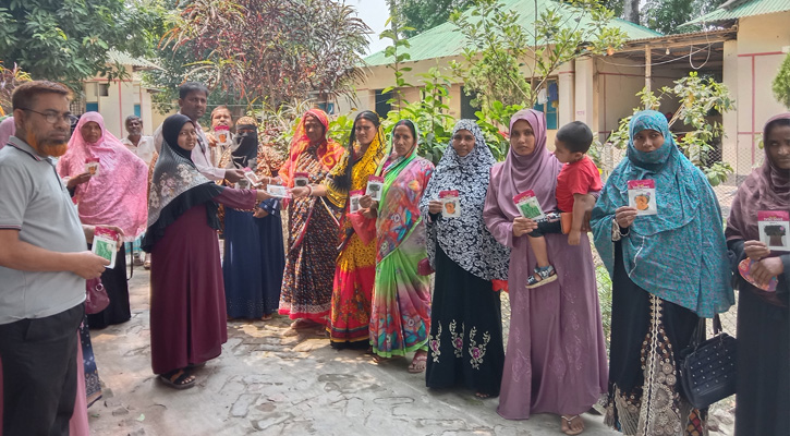 কোটচাঁদপুরে ব্র্যাকের গ্রাহকদের মাঝে সবজির বীজ বিতরণ