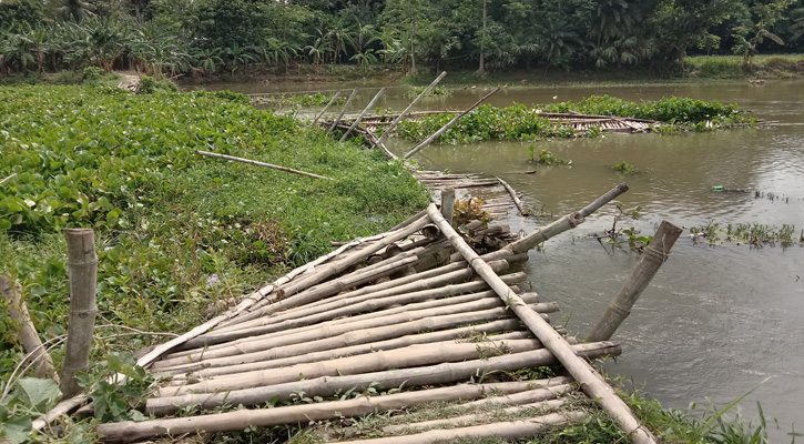 বাঁশের সাঁকো ভেঙ্গে পড়ায় চিত্রা নদের দুই পাড়ের সাত গ্রামের মানুষের ভোগান্তি, স্থায়ী সমাধান চান ভুক্তভোগীরা