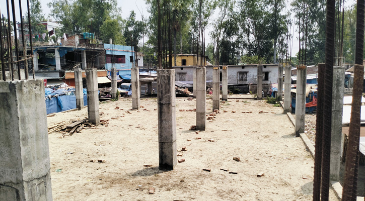 জয়পুরহাটে হাটের পুরাতন সেড ভেঙে নতুন ভবন নির্মাণ
