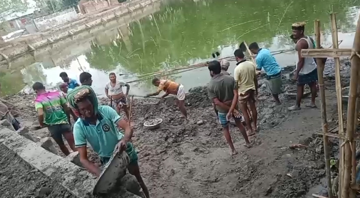 কালাইয়ে প্রশাসনের ওপর ক্ষুব্ধ হয়ে গ্রামবাসী করল সড়ক নির্মাণ
