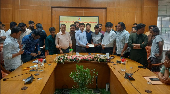 ফরিদপুরে জুলাই গণঅভ্যুত্থানে আহতদের মাঝে ১০৩টি চেক বিতরণ