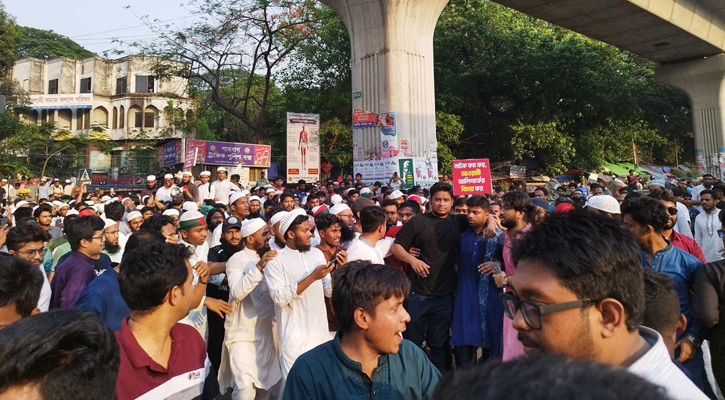 ঢাকায় উত্তাল রাজপথ: একাধিক মোড়ে আওয়ামী লীগ নিষিদ্ধের দাবিতে অবরোধ