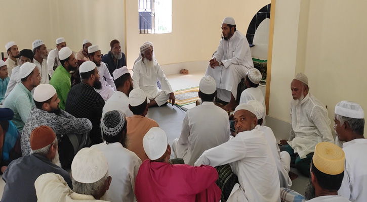 মাদ্রাসা জামে মসজিদে রোজাদারদের জন্য ইফতার ও ধর্মীয় আলোচনা অনুষ্ঠিত