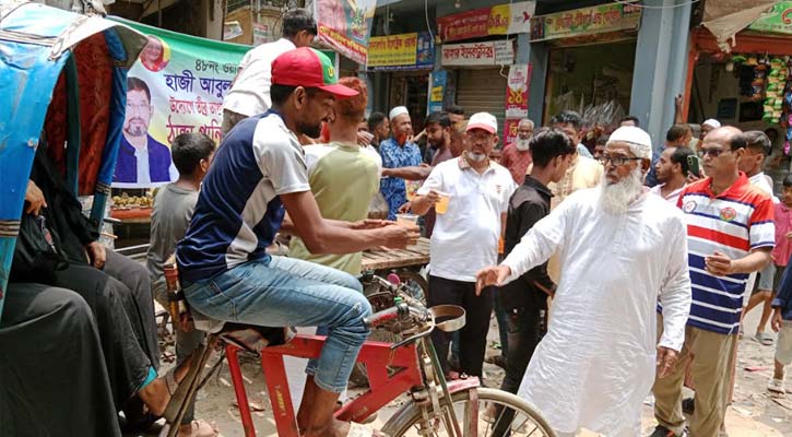 গরমে পথচারীদের মাঝে শরবত বিতরণ