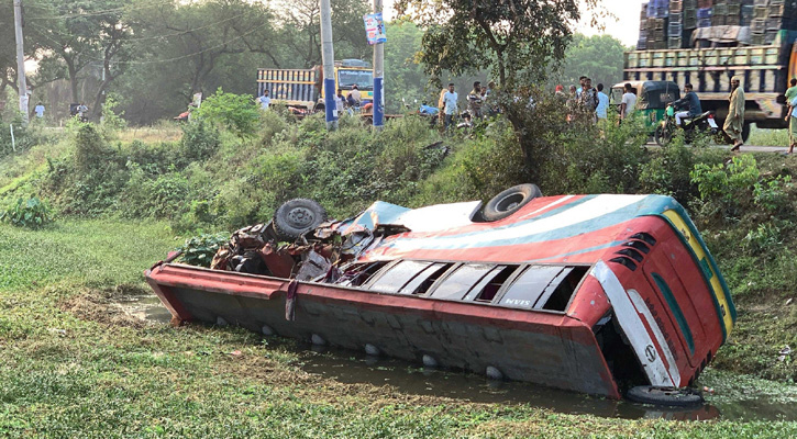রাজশাহীতে বাস-ট্রাক সংঘর্ষে নিহত ৩, আহত অন্তত ৫০