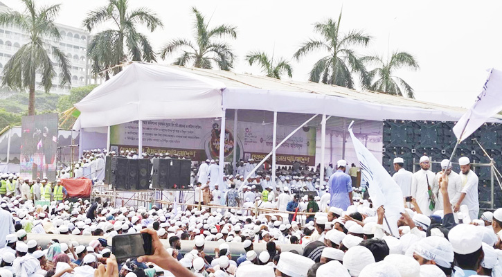সোহরাওয়ার্দী উদ্যানে হেফাজতের মহাসমাবেশে নেতাকর্মীদের ঢল