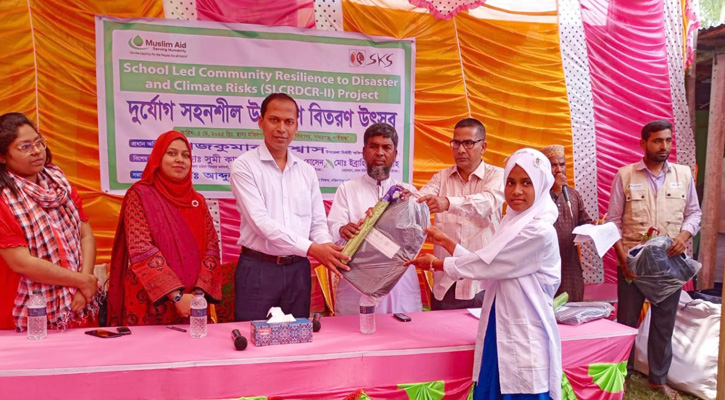 সুন্দরগঞ্জে শিক্ষা উপকরণ পেয়ে উচ্ছ্বাসিত শিক্ষার্থীরা