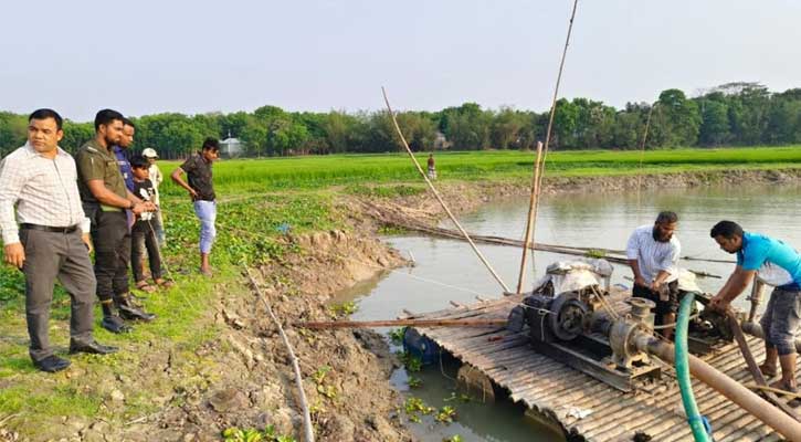 রাজবাড়ীর গোয়ালন্দে বালু উত্তোলনকারী দু‍‍`টি ড্রেজার মেশিন ধ্বংস