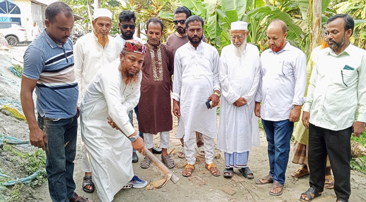 বাউফলে ব্যাক্তিগত অর্থায়নে বিএনপি নেতার রাস্তা মেরামত
