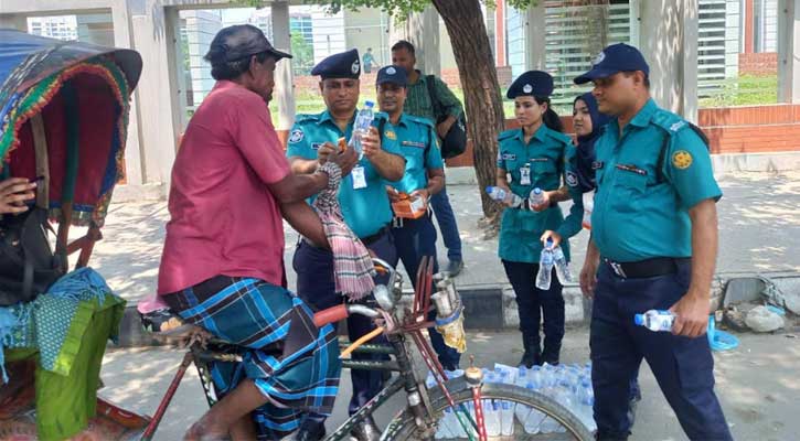 প্রচণ্ড দাবদাহে দিনমজুরদের  স্বস্তি দিতে কাফরুল থানার  অনন্য উদ্যোগ