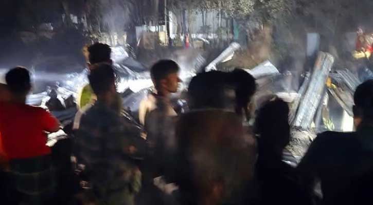 ফরিদপুরে অগ্নিকাণ্ডে ১০টি দোকান পুড়ে ছাই