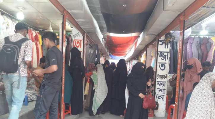 কেন্দুয়ায় ঈদকে সামনে রেখে ব্যস্ত কাপড় বিক্রেতারা, তবে দাম চড়া