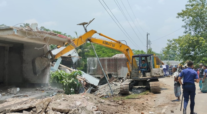 কোটালীপাড়ায় শতাধিক অবৈধ স্থাপনা উচ্ছেদ অভিযান