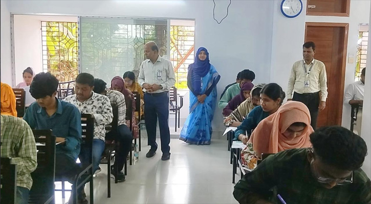 পিরোজপুর বিজ্ঞান ও প্রযুক্তি বিশ্ববিদ্যালয় কেন্দ্রে প্রথমবারের মতো জিএসটি গুচ্ছভুক্ত ভর্তি পরীক্ষা অনুষ্ঠিত