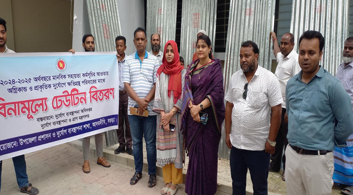 আদমদীঘিতে বিনামূল্যে ঢেউটিন বিতরণ