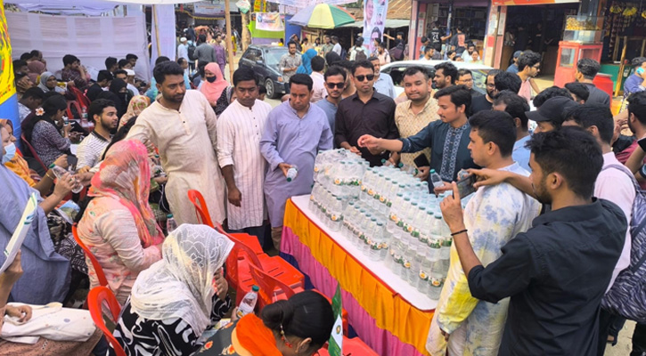 কুবির ‍‍`বি‍‍` ইউনিটের ভর্তি পরিক্ষার্থীদের পাশে ছাত্রদল