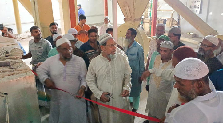 আদমদীঘিতে সিয়াম ভাসমান ফিড মিলের উদ্বোধন