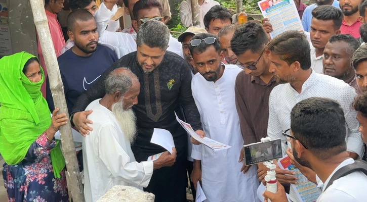 বাউফলে বিএনপির ৩১ দফা বাস্তবায়নে লিফলেট বিতরণ