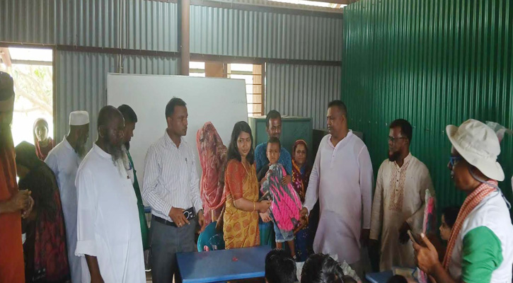 চরভদ্রাসনের চরঝাউকান্দা ইউনিয়নে শিক্ষা উপকরণ বিতরণ
