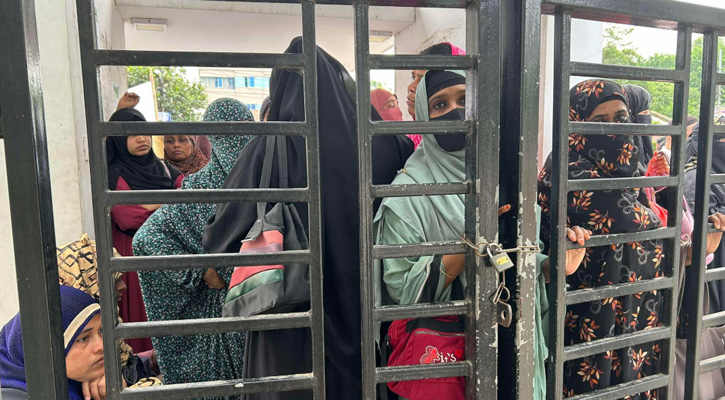 পরীক্ষার হলে স্বপ্নযুদ্ধ, বাইরে অপেক্ষায় অভিভাবকরা