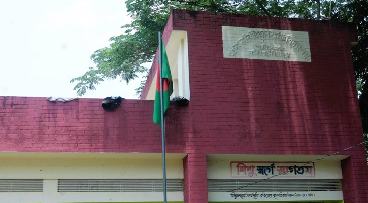 নাজিরপুরে বিদ্যালয় ছুটির পরেও উড়ছিল জাতীয় পতাকা!