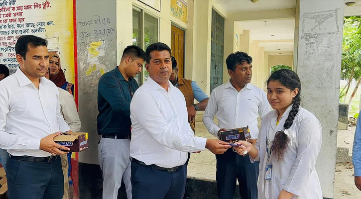 নারায়ণগঞ্জে এসএসসি পরীক্ষার্থীদের চকলেট উপহার দিলেন জেলা প্রশাসক